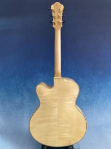 גיטרה חשמלית ג'אז בעבודת יד של יונזי 2AFlamed Maple Luthier בגודל 18 אינץ', גימור ניטרו, גוף חלול, פיקאה עליונה, לוח אצבע אבוני - Product Image 5