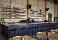 Conception d'intérieur de bar de style industriel, concept de comptoir de bar en bois, aménagement de bar rustique