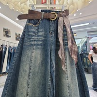Nouvelles collections automne 2026 : Jean Scimitar rétro délavé bleu pour femme, taille haute, coupe ample, jambe large, longueur complète, décontracté et chic pour le quotidien.