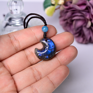 Collier Pendentif Lune en Labradorite de Haute Qualité, 2 cm, Gravure Numérique, Tendance Mode Bohème, Vente en Gros - Product Image 2