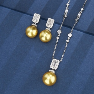 Juego de Collar y Pendientes de Borla con Perlas Doradas de 16-14 mm, Chapados en Oro y Cobre Ecológico de Alta Calidad para Mujer - Product Image 3