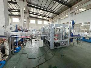 Ligne de lavage, de remplissage et de capsulage des bouteilles tout-en-un: rapide, précis! Idéal pour l'embouteillage d'eau. Maximisez vos profits maintenant!" - Product Image 2