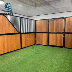 Panneau arrière de box à chevaux de haute qualité avec porte d'accès pour l'organisation moderne des écuries et la sécurité des chevaux - Product Image 1