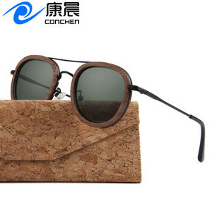 Gafas de Sol Unisex de Madera con Marco Redondo, Lentes Polarizadas TAC UV400 Plateadas y Negras, Protección Solar para Viajes y Moda - Product Image 3