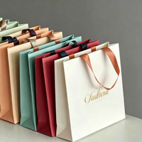 Sac cadeau en carton blanc imprimé avec logo personnalisé, conception robuste, aspect élégant pour l'emballage de parfums et la livraison de cadeaux