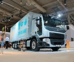 Volvo 6x2 350hp euro6 밴 트럭 운송