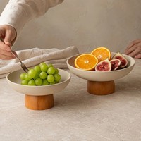 Gespoten keramische fruitschaal op voet met houten onderstel, verhoogde salade schaal voor thuis, hotel, restaurant, buffettafel