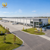 Centre de distribution logistique en acier, entrepôt industriel, bâtiment de stockage préfabriqué, quai de chargement métallique