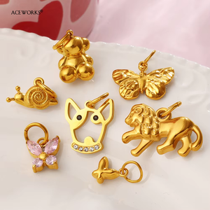 Zoo y Jardín |   Colgante de Acero Inoxidable con Baño de Oro PVD de 18K con Forma de Animales e Insectos: Mariposa, Abeja, Oso, Elefante, Caballo, Ciervo, Gato, Caracol - Product Image 3