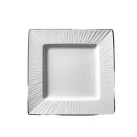 Service de table élégant en porcelaine fine au design vintage, assiettes carrées blanches en céramique avec bordure argentée pour le restaurant