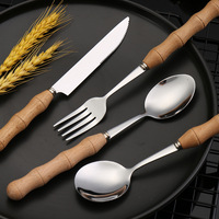 Couteau, fourchette et cuillère en acier inoxydable Ensemble de vaisselle occidentale Manche en hêtre Fourchette à fruits Cuillère à dessert pour crème glacée Couteau à steak