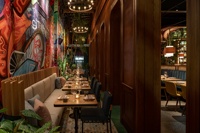 Comptoir de bar moderne et esthétique avec dessus en bois et éclairage LED pour restaurant musical, boîte de nuit, bar à vin