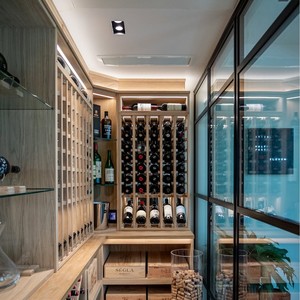 Cave à <span class=keywords><strong>vin</strong></span> en bois massif sur mesure Royal Metal avec enceinte en verre et éclairage LED, stockage de <span class=keywords><strong>vin</strong></span> de luxe pour les intérieurs de villas et d'hôtels - Product Image 3