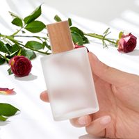 Bouteilles de parfum de luxe en gros 30ml 50ml avec bouchon en bois, flacons vides en verre dépoli carré plat, sérigraphiés et réutilisables