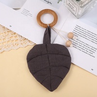 Prix préférentiel sécurité matériaux de protection de l'environnement décorations de feuilles colorées jouets de meulage des dents de bébé