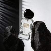 Flacon de parfum vide personnalisé à faible MOQ, 30 ml, flacon de parfum en verre serti 50 ml, flacon de parfum vide givré rouge irrégulier avec couvercle