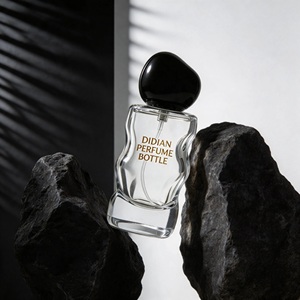 Flacon de <span class=keywords><strong>parfum</strong></span> vide personnalisé à faible MOQ, 30 ml, flacon de <span class=keywords><strong>parfum</strong></span> en verre serti 50 ml, flacon de <span class=keywords><strong>parfum</strong></span> vide givré rouge irrégulier avec couvercle - Product Image 4