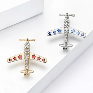 Broche de avión con diamantes de imitación y estrellas esmaltadas, pin de solapa de aleación de 3.2 cm para traje de <span class=keywords><strong>hombre</strong></span>, rojo y azul - Product Image 3