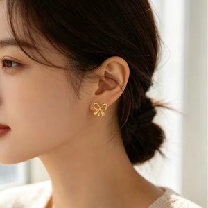 Boucles d'oreilles minimalistes en forme de nœud creux, plaquées or 18 carats, en acier inoxydable, anti-allergie, petites boucles d'oreilles en forme de nœud pour femmes, à porter au quotidien - Product Image 5