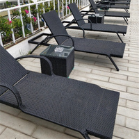 Chaises longues d'extérieur modernes et luxueuses en alliage d'aluminium durable avec coussins pour hôtels, villas, piscines, cours de loisirs et sources chaudes