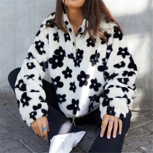 Abrigo de Cuello Alto para Mujer, Tejido de Poliéster Cálido, con Estampado de Ovejas en Blanco y Negro - Product Image 4