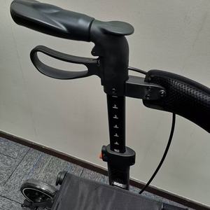 Déambulateur portable en fibre de carbone pour seniors avec siège en mousse et capacité de 136 kg - Product Image 5