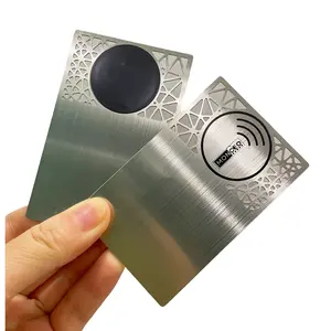 بطاقة أعمال رقمية NTAG 213 ذكية فاخرة معدنية مقطعة بالليزر بشريحة وخاصية الاتصال قريب المدى
