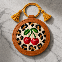 Breloque en cuir brodée sur mesure pour sac, ornement de voiture, pendentif artisanal de luxe en PU, idée cadeau artisanale pour femmes