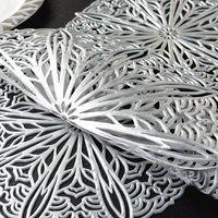 Nappe de table élégante en dentelle découpée, résistante à la chaleur et à l'huile, pour la décoration de la maison et la table à manger (vente en gros)