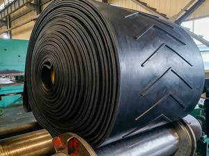 Bande transporteuse en caoutchouc EP à motif nervuré Chevron V Cleat à angle vertical C15 C32, 6 mm, 25 mm de hauteur, largeur 3000 mm, robuste, inclinée - Product Image 3