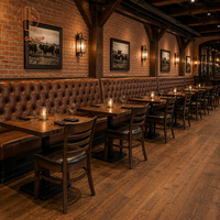 Meubles de bar et de restaurant sur mesure, fabrication directe Ron Group, banquette capitonnée à dossier haut, table carrée en bois et ensemble de chaises.