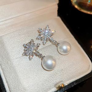 Orecchini a Perno Effetto Perla a Fiocco di Neve per Donne, con Accenti in Cristallo, Eleganti Accessori Moda Invernali - Product Image 1