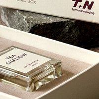 Boîte à parfum rigide de luxe blanche en deux parties avec couvercle relevable et insert ajusté, emballage cosmétique écologique pour parfums