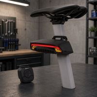 Feu arrière intelligent pour trottinette électrique Carbonrevo avec clignotants intégrés, longue durée de vie, compatible pour les trajets urbains