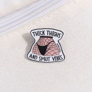 DICKE THIGHS und VIBES Emaille Pins Benutzer definierte schwarze Strümpfe Broschen Revers Abzeichen Punk Schmuck Geschenk für Freunde - Product Image 2