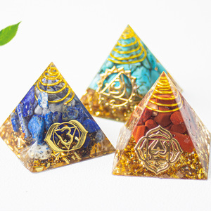 Commercio all'ingrosso Feng Shui animale croce 7 Chakra cristallo naturale ghiaia 3cm piramide intagliata a mano incisione eco-friendly Home Office - Product Image 1