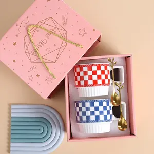 Großhandel Simple Checker Double Cup Set Kaffee Keramik Tasse mit Deckel und Löffel Praktische Tasse Geschenk box Geburtstag Hochzeits geschenk