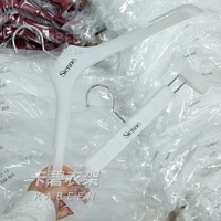Moderner Hochwertiger Halbtransparenter Mattierter Kunststoff-Kleiderbügel Hosenhalter für Bekleidungs-Showroom-Präsentation