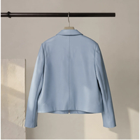 Veste en cuir de mouton lisse bleu ciel clair pour femme, col chemise, grande poche plaquée incurvée, coupe courte, style frais et moderne