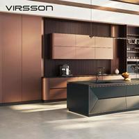Ensemble de meubles de cuisine de luxe en cuivre, panneau mural en bronze cannelé, îlot foncé, design moderne complet RTA sur mesure