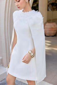 Minivestido con capa, estilo elegante y lujoso para dama, tela blanca - Product Image 3