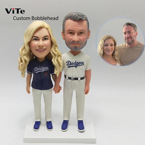 Statuette Personalizzate in Argilla Polimerica Fatte a Mano per Coppie, Regalo per il 10° Anniversario - Product Image 3