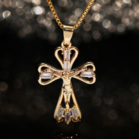Magnifique Collier Pendentif Croix Chrétienne en Acier Inoxydable Plaqué Or 18 carats avec Diamants en Cristal et Micro-Sertissage CZ