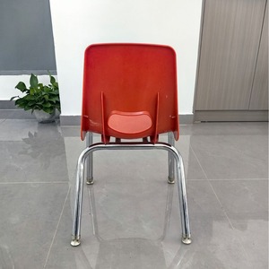 Chaise en plastique pour enfants, rouge, 29x29x60 cm, dossier solide, empilable, design minimaliste pour enfants - Product Image 3
