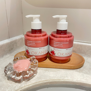 Loción Corporal con Vitamina AHA <span class=keywords><strong>de</strong></span> Arándano Rojo - Iluminadora, Exfoliante e Hidratante, Apta <span class=keywords><strong>para</strong></span> Todo Tipo <span class=keywords><strong>de</strong></span> Piel, Cuidado Diario Hidratante - Product Image 4