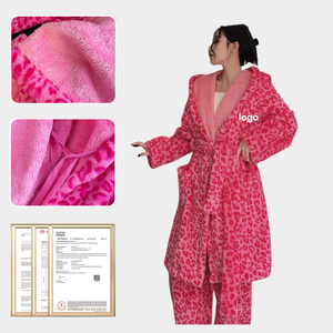 Albornoz personalizado Coral Fleece Pink Leopard Print ropa de dormir cómodo cálido con capucha batas de tela suave con logotipo - Product Image 1