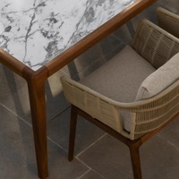 Ensemble de mobilier de patio extérieur en teck massif et rotin, table et chaises pour maisons d'hôtes, terrasses d'hôtels, villas, jardins en plein air, style américain