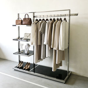 Moderno Exhibidor de Ropa de Acero Inoxidable con Estantes, Exhibidor de Pie Ajustable en Altura para Tiendas y Boutiques - Product Image 4