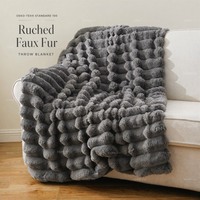 Plaid XXL de luxe gris à rayures double face, gaufré, froncé, en fausse fourrure de lapin épaisse et lestée, type Minky, pour l'hiver (OEM/ODM)