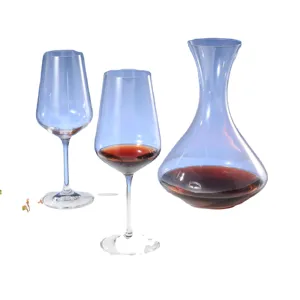 ギフトボックス付き鉛フリークリスタルの小さな家族のための2つのワイングラスが付いている3pcデカンターセットワインデカンターセット